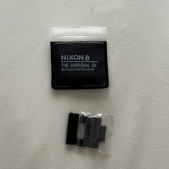 Nixon the corporal SS black extra links - Picture 1 of 3